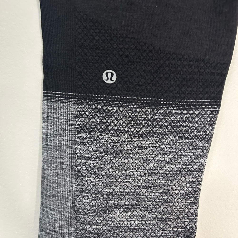 Lululemon Seamlessly Street Crop, Size 4 - Picture 5 of 9
